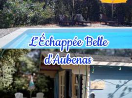 Chalet "Le Petit olivier" gîtes appart 'hôtel L'ÉCHAPPÉE BELLE D'AUBENAS Logement 2 sur 3，位于欧布纳的酒店