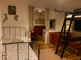 Basic small flat in an old railway station ground floor，位于Kařez的酒店