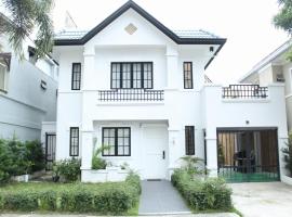 Exclusive Luxury Modern Home near Robinson's Place，位于马尼拉的乡村别墅