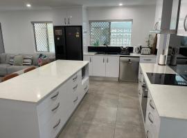 Cairns / Edge Hill Stylish Villa A，位于艾吉希尔的酒店