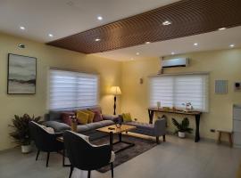 Luxury 3BR Villa w Plunge Pool near SM Batangas City- Instagram-Worthy!，位于八打雁的酒店