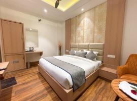 Hotel Crown Savoy, Near Railway Station & GURU NANAK DEV UNIVERSITY，位于阿姆利则的酒店