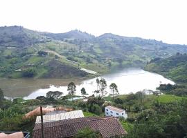 Visionary Vistas magical organic finca with amazing views!，位于El Peñol的酒店