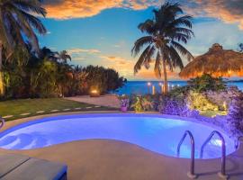 Oceanfront villa with private beach, heated pool, tiki and boat dock，位于基韦斯特的酒店
