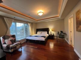 Lucky suite, two-bedroom suite in Richmond close to YVR，位于里士满的别墅