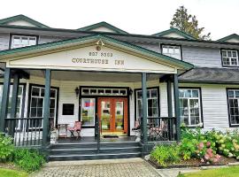 Courthouse Inn Revelstoke，位于雷夫尔斯托克Revelstoke Railway Museum附近的酒店