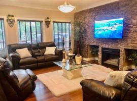 Luxury 3700 sq/ 5 bedroom/ jettedtub/ 4 fireplaces，位于埃德蒙顿的酒店