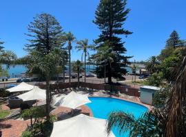 El Lago Waters Hotel，位于安特兰斯的海滩酒店