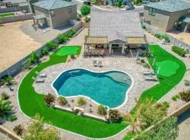 Family Oasis!Pool+Hottub+Kitchen+outdoor living!