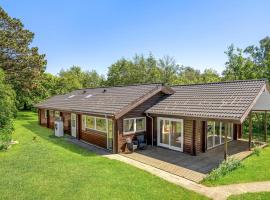 Three-Bedroom Holiday Home In Farevejle，位于福勒瓦伊勒的酒店