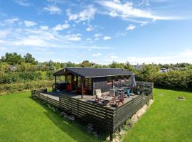 Cozy Home In Skjern With Kitchen，位于斯凯恩的酒店