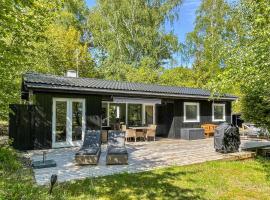 Amazing Home In Aakirkeby With 2 Bedrooms And Wifi，位于维斯特索马肯的酒店