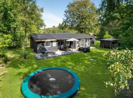 Stunning Home In Ebeltoft With Kitchen，位于Øksenmølle的酒店