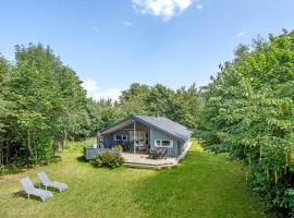 Four-Bedroom Holiday Home In Dronningmolle，位于德隆宁莫勒的酒店