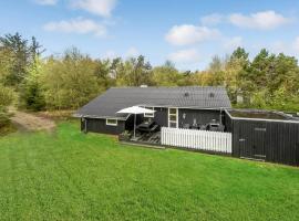 Lovely Home In Ringkøbing With Kitchen，位于灵克宾的酒店