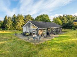 Awesome Home In Ebeltoft With Wifi，位于Øksenmølle的酒店