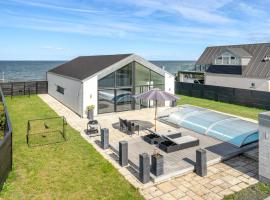 Amazing Home In Strby With House Sea View，位于Strøby的别墅