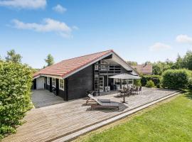 Holiday Home Marielyst Strandpark V，位于博托比的带按摩浴缸的酒店