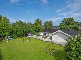 3 Bedroom Cozy Home In Vejby，位于瓦伊比的酒店