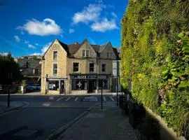 Period apartment, great views, in heart of town.