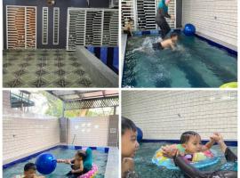 Homestay Kuala Kangsar Private Pool，位于瓜拉江沙的带泳池的酒店