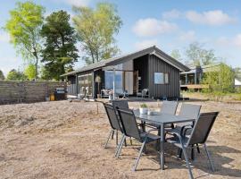 Gorgeous Home In Egå With Wifi，位于Åstrup的酒店