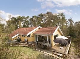 Holiday Home Tørveskæret Nexø Ix，位于斯诺厄拜克的带按摩浴缸的酒店
