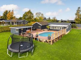 Nice Home In Holbæk With Outdoor Swimming Pool，位于霍尔拜克的酒店