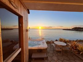 Relaxing cottage with spectacular view, Sauna and Spa Pool，位于Kircubbin的带停车场的酒店