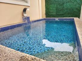 Luxury 3BR Villa w Plunge Pool near SM Batangas City- Instagram-Worthy!，位于八打雁的酒店