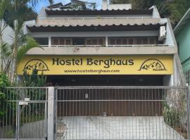 Hostel Berghaus，位于弗洛里亚诺波利斯圣卡塔琳娜立法议会附近的酒店