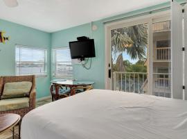 The Seashell Suite with Private Balcony and Walk to Beach，位于克利尔沃特的度假屋