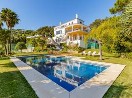 Luxury Mediterranean Villa La Ladera, Marbella，位于贝纳阿维斯的带泳池的酒店