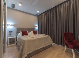 Sky & Sun Luxury Rooms with private parking in the garage，位于扎达尔的酒店