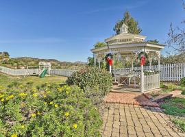 Garden, Gazebo & Fire Pit: Fallbrook Home!，位于福尔布鲁克的酒店
