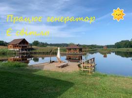 GuestHouse on the Lake with Bathhouse 70 km from Kiev，位于Makariv的乡间豪华旅馆