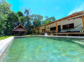 Wandari Lodge，位于Quince Mil的带泳池的酒店