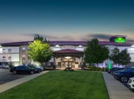 蓝泉拉昆塔酒店及套房，位于蓝溪市的酒店