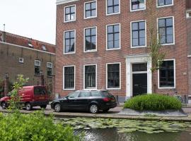 Canal House in Historic City Center Gouda，位于豪达De Goudse Schouwburg附近的酒店