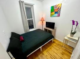 Private Bedroom in a shared 2 bedrooms apartament - 1 STOP to Manhattan and 2 STOPS Brooklyn，位于皇后区的酒店