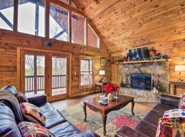 Rustic Sevierville Cabin Private Hot Tub and Games!，位于赛维尔维尔的酒店