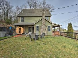 Large Yard and Games Edgewater Escape in Paupack!，位于Paupack的酒店