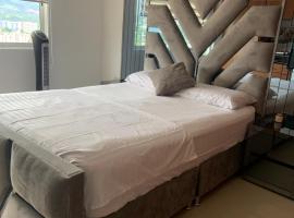 Habitaciones vista azul campestre-diagonal a la Foscal，位于佛罗里达布兰卡的带泳池的酒店