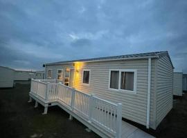 Lexi Lodge @ Littlesea Holiday Park, Weymouth，位于Wyke Regis的木屋