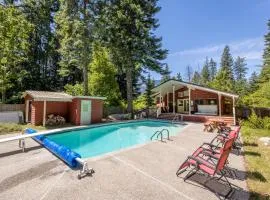 Maple Leaf Lodge by NW Comfy Cabins