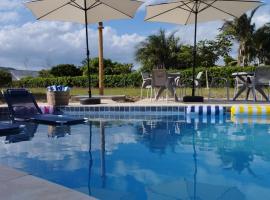 Casa com piscina aquecida, privativa,diarista, em condomínio, Bonito-Pe，位于博尼托的酒店