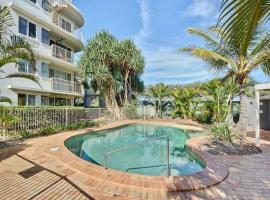 Kawana Waters Ocean Front Unit-Surfside Resort Sunshine Coast，位于巴迪纳的酒店