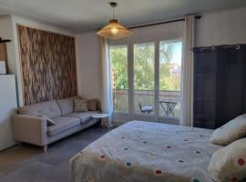 Studio dans maison avec jardin et balcon, au calme，位于塞雷赞迪罗纳的酒店