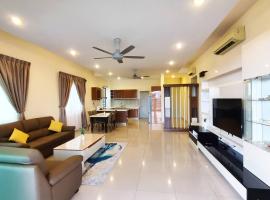 Deluxe Sunrise Suite 3 bedroom Loft B side seaview above Imago Shopping Mall，位于哥打京那巴鲁的酒店
