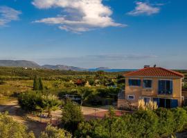 Villa Finiki Messinia upstairs，位于Foiníki的酒店